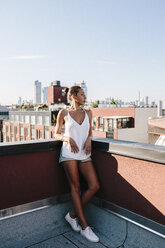 Entspannte Frau auf einem Hausdach in Brooklyn - GIOF02101