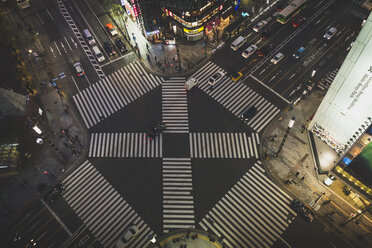 Japan, Tokio, Ginza, Draufsicht auf den Zebrastreifen vor dem Einkaufszentrum Tokyu Plaza - KEBF00522