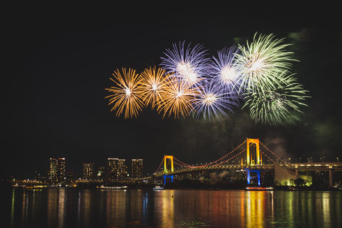 Japan, Tokio, Odaiba, Feuerwerk über der Regenbogenbrücke - KEBF00523