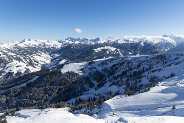 Österreich, Land Salzburg, St. Johann im Pongau, Radstädter Tauern im Winter von der Bergstation Fulseck aus gesehen - MABF00444