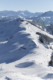 Österreich, Land Salzburg, St. Johann im Pongau, Berglandschaft im Winter von der Bergstation Fulseck aus gesehen - MABF00445