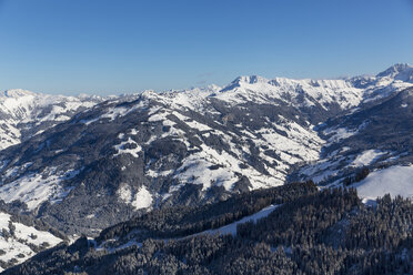 Österreich, Land Salzburg, St. Johann im Pongau, Radstädter Tauern mit Ennskraxn im Winter von der Bergstation Fulseck aus gesehen - MABF00446