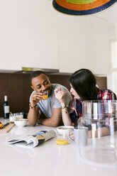Junges Paar beim Frühstück in der Küche - VABF01208