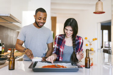 Junges Paar backt Pizza zu Hause - VABF01216