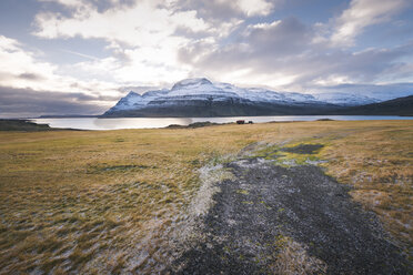 Island, Landschaft mit Bergen und Wasser - EPF00379