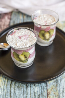 Zwei Gläser Chia-Pudding mit herzförmigen Kiwi-Scheiben - SARF03248