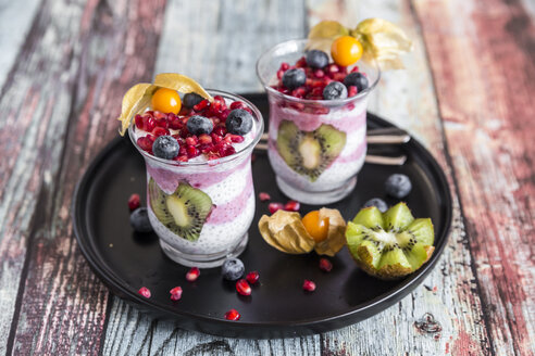 Zwei Gläser Chia-Pudding mit verschiedenen Früchten - SARF03252