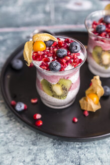 Glas Chia-Pudding mit verschiedenen Früchten - SARF03253