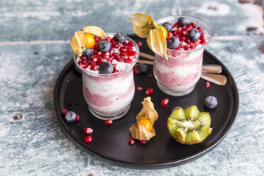 Zwei Gläser Chia-Pudding mit verschiedenen Früchten - SARF03254