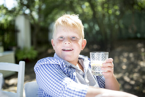 Porträt eines Jungen, der ein Glas Wasser im Freien trinkt - WESTF22782