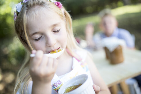 Mädchen isst Gelee im Freien - WESTF22785