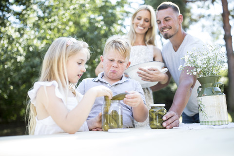 Familie mit eingelegten Gurken im Freien, lizenzfreies Stockfoto