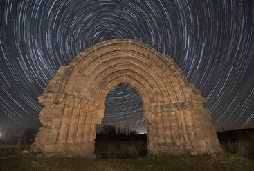 Spanien, Sasamon, Arco de San Miguel de Mazarreros mit Sternspuren im Hintergrund - DHCF00066