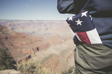 USA, Grand Canyon, Mann mit amerikanischer Flagge in seiner Tasche, Teilansicht - EPF00386