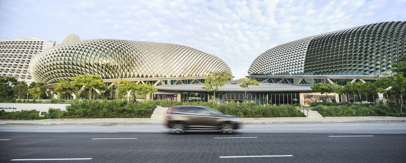 Singapur, Blick auf die Esplanade Theatres on the Bay mit vorbeifahrendem Auto im Vordergrund - EA00012