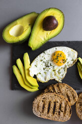 Frühstück mit Eiern, Avovados und getoastetem Brot - GIOF02146