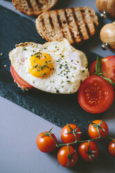 Frühstück mit Eiern, Toast und Tomaten - GIOF02152