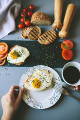 Frühstück mit Eiern, Kaffee und Tomaten - GIOF02153