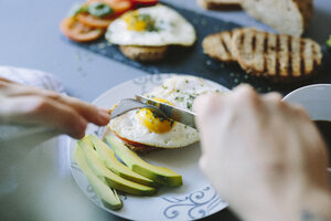 Frühstück mit Eiern, Avocado, Brot und Tomaten - GIOF02156