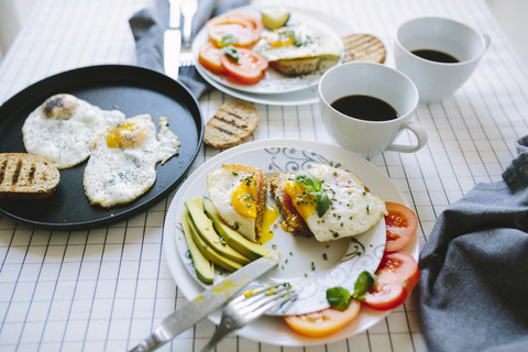 Frühstück für zwei, Eier, Avocado, Kaffee, Tomaten, lizenzfreies Stockfoto