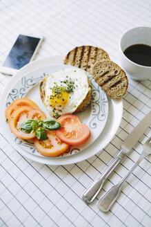 Frühstück mit Eiern, Avocados, Kaffee und Tomaten - GIOF02164