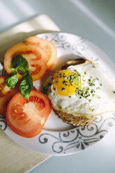 Leckere Eier mit Tomaten und Avocado auf dem Tisch - GIOF02165