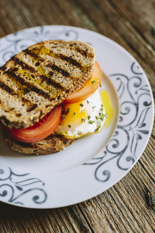 Getoastetes Sandwich mit Tomaten und Eiern, lizenzfreies Stockfoto