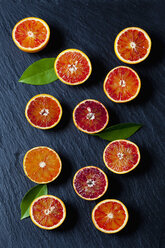 Sliced blood oranges on slate - CSF28003