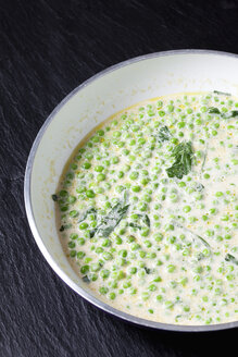Pan of cream sauce with peas and herbs - CSF28027