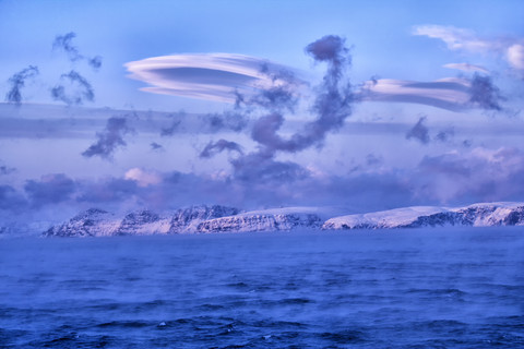 Arktischer Ozean, Wolken über der Barentssee, lizenzfreies Stockfoto