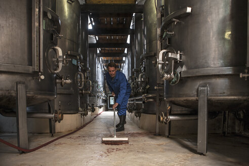 Arbeiter bei der Bodenreinigung in einem Weingut - ZEF13150