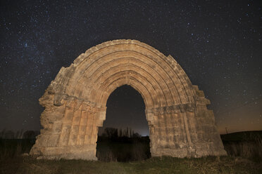 Spanien, Sasamon, Arco de San Miguel de Mazarreros bei sternenklarer Nacht - DHCF00067