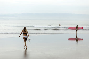 Frau mit Surfbrett am Meer - KNTF00675