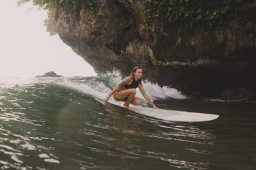 Indonesien, Java, Frau beim Surfen - KNTF00683