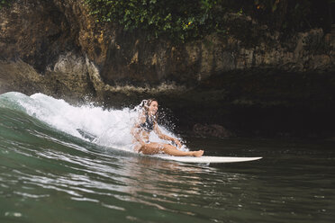 Indonesien, Java, glückliche Frau beim Surfen - KNTF00684