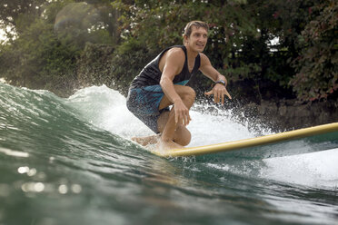 Indonesien, Java, Mann beim Surfen - KNTF00688