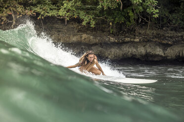 Indonesien, Java, Frau beim Surfen - KNTF00689