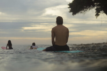 Indonesien, Java, Surfer auf Surfbrett auf dem Meer warten auf eine Welle - KNTF00692