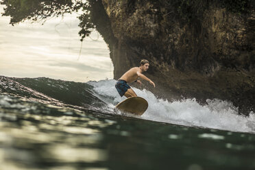 Indonesien, Java, Mann beim Surfen - KNTF00695