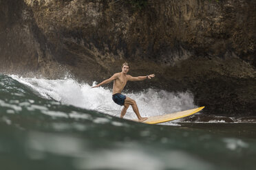 Indonesien, Java, Mann beim Surfen - KNTF00696