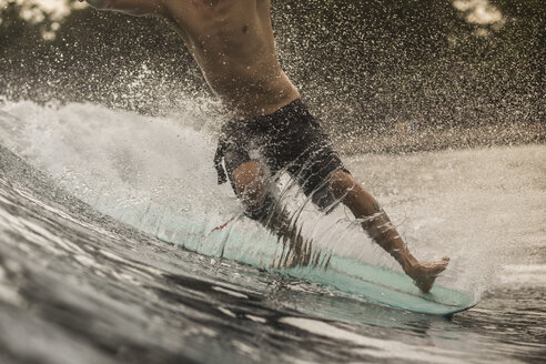 Indonesien, Java, Nahaufnahme eines Mannes beim Surfen - KNTF00700