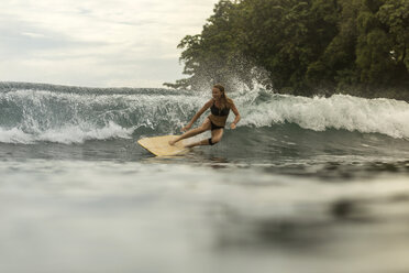 Indonesien, Java, glückliche Frau beim Surfen - KNTF00702