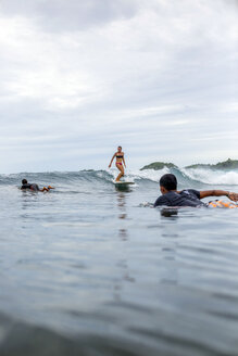 Indonesien, Java, Surfer auf dem Meer - KNTF00707