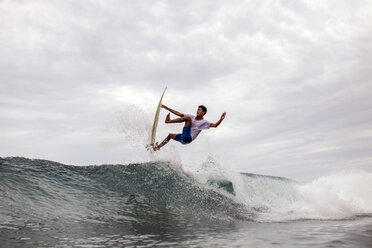Indonesien, Java, Mann beim Surfen - KNTF00708