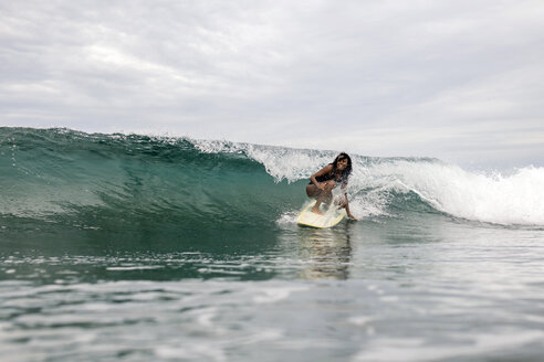 Indonesien, Java, Frau beim Surfen - KNTF00711
