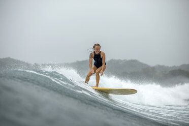 Indonesien, Java, Frau beim Surfen - KNTF00719