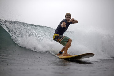 Indonesien, Java, Mann beim Surfen und Posieren - KNTF00722