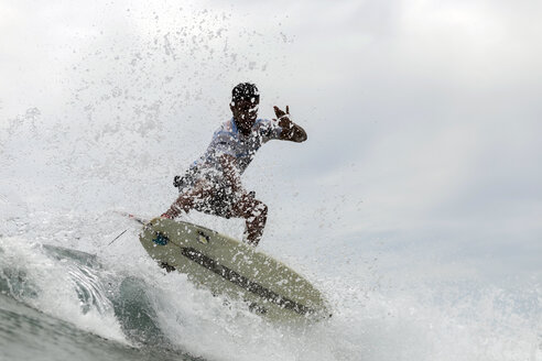 Indonesien, Java, Mann beim Surfen - KNTF00733