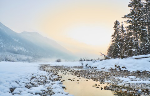 Deutschland, Bayern, Vorderriss, Isartal im Winter, lizenzfreies Stockfoto