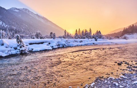 Deutschland, Bayern, Vorderriss, Isartal im Winter bei Sonnenuntergang, lizenzfreies Stockfoto